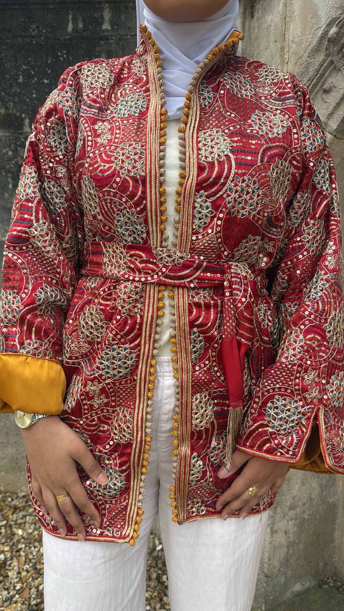 Kimono rouge intérieur jaune moutarde