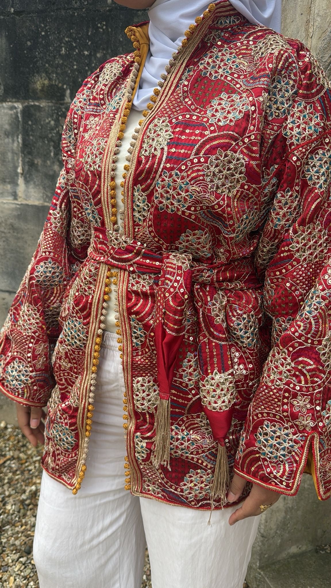 Kimono rouge intérieur jaune moutarde